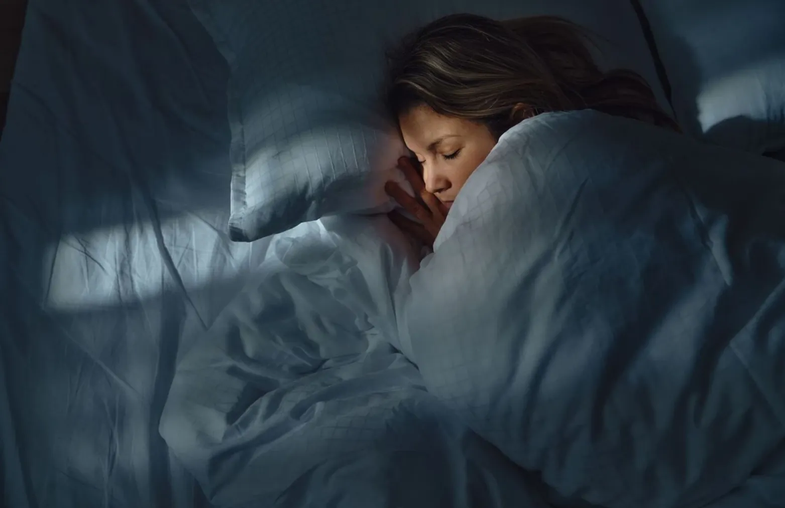 Femme qui dort paisiblement, clinique du sommeil CIRCAE à Bruxelles